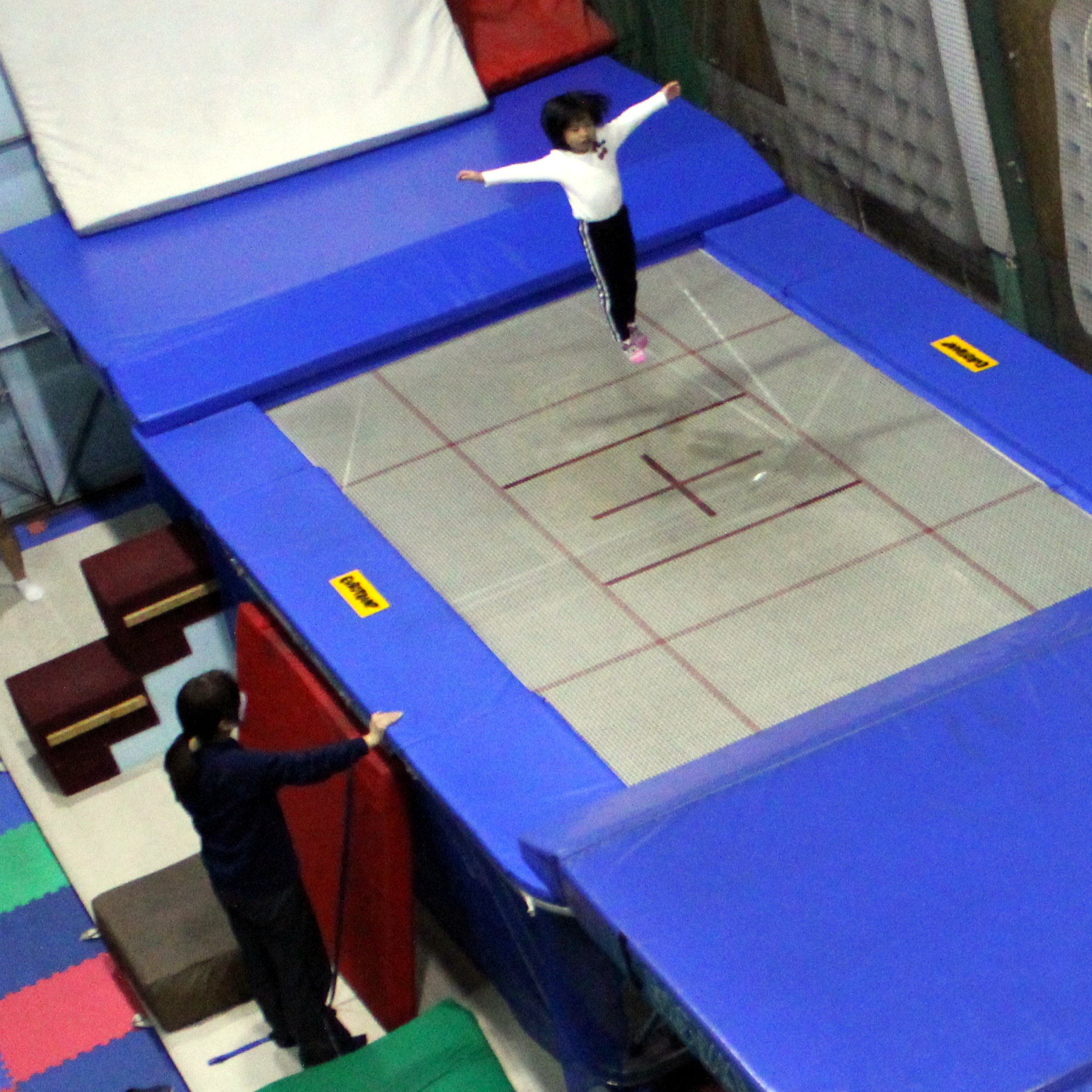 兵庫県尼崎市のトランポリンクラブの育成キッズクラス。大会目指して基礎から学びます